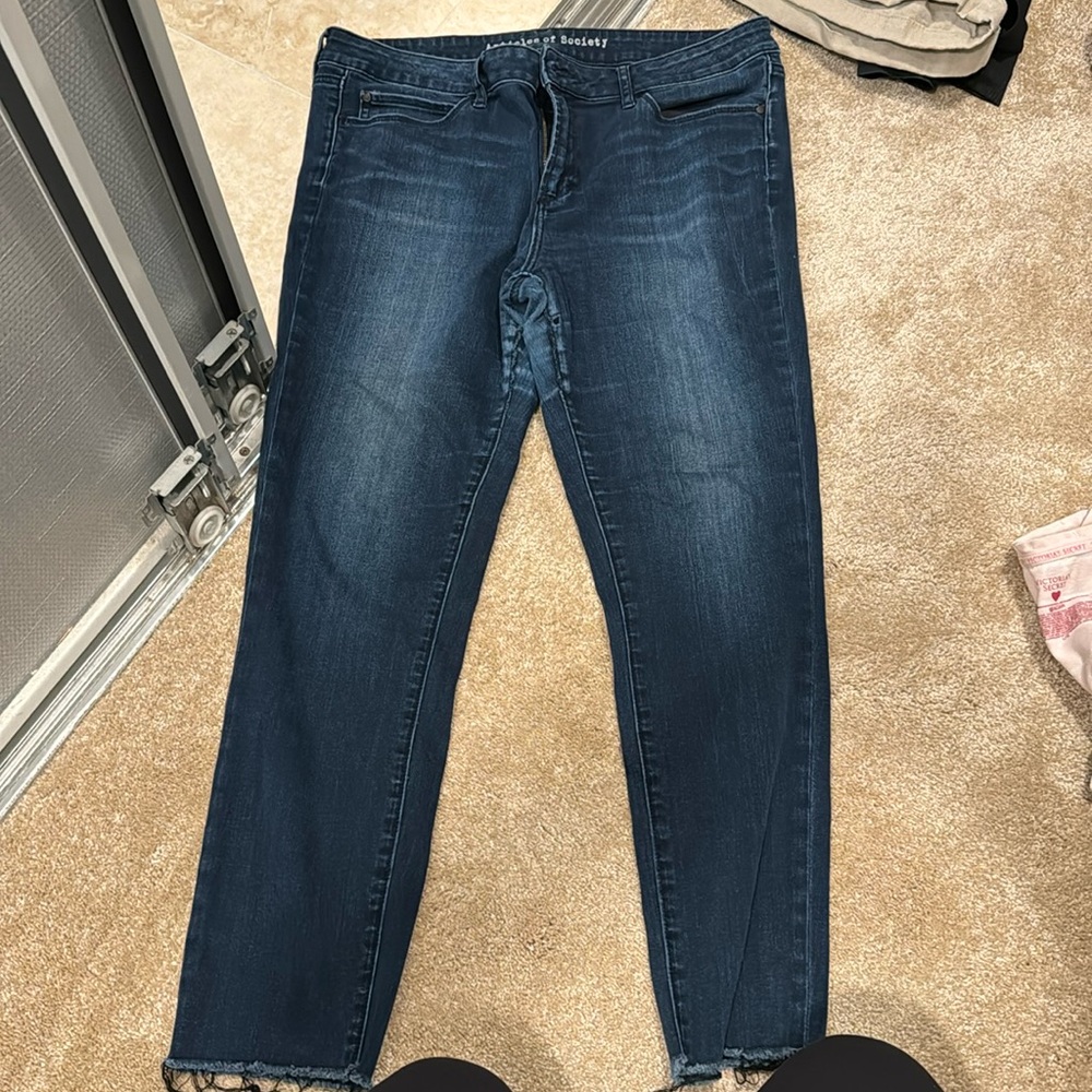 Articles of society size 32, with stretch material with frayed distressed cut.